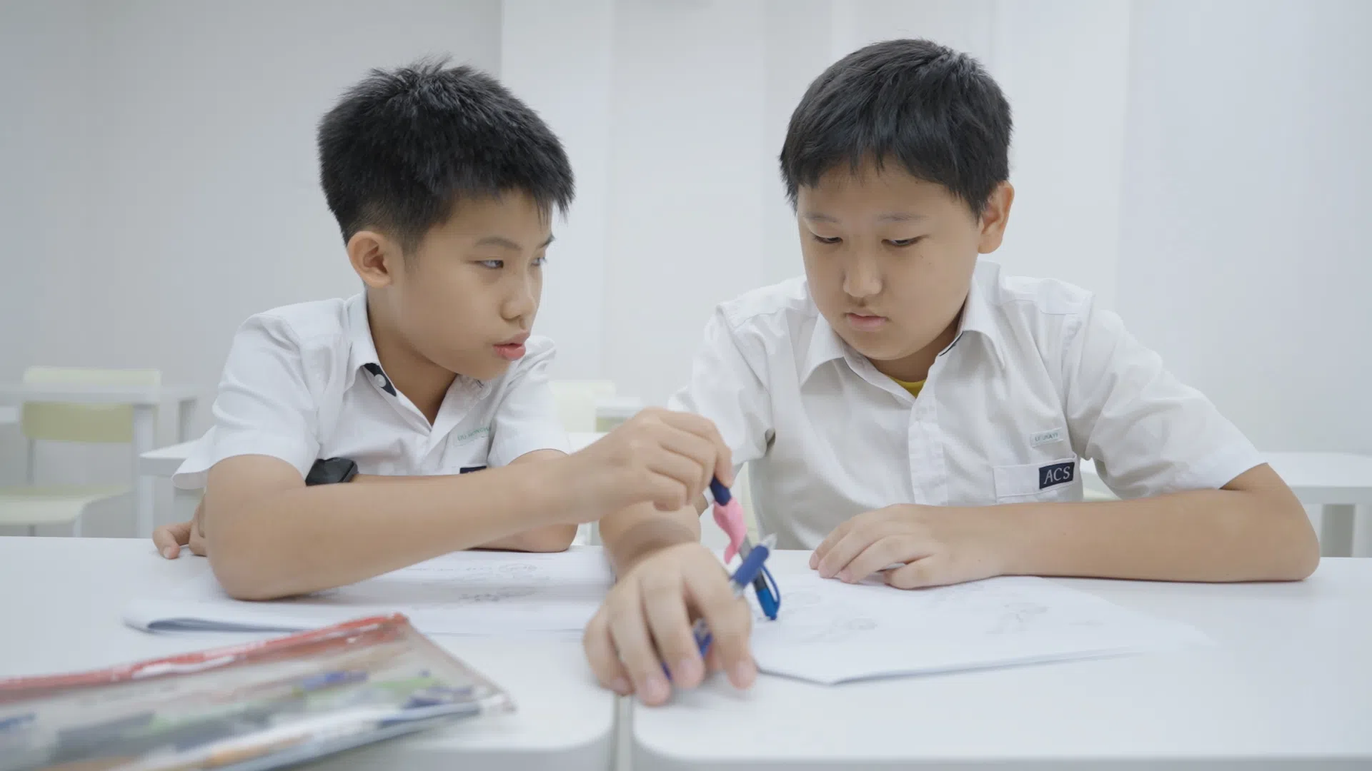  高才班学生刘泓皓和好友李佳奕都觉得GEP的独特学习体验若流失很可惜。（视频截图）