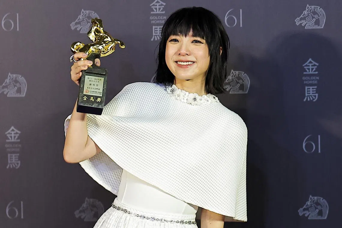 29岁的香港女演员锺雪莹凭《看我今天怎么说》击败张艾嘉和吴君如，勇夺影后宝座。（路透社）