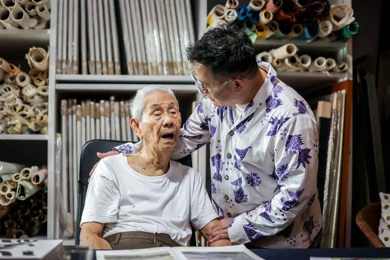 《艺述岛国》进入林子平画室拍摄，老人家十分重视拍摄，他告诉编导林方伟（右）他紧张到彻夜未眠。（叶振忠摄）