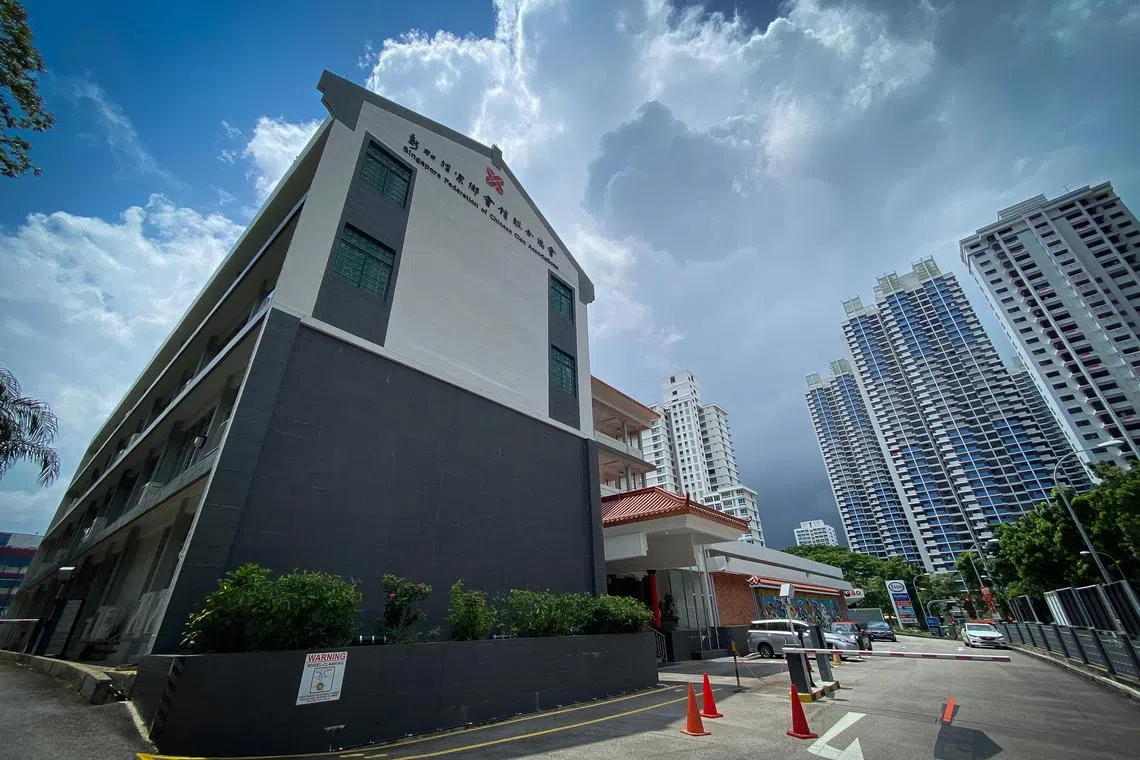李总理是新加坡宗乡会馆联合总会的第一任赞助人。华社领袖蔡天宝说，每一次同李总理见面，他都会问起总会的会务，也密切跟进项目进展。（档案照片）
