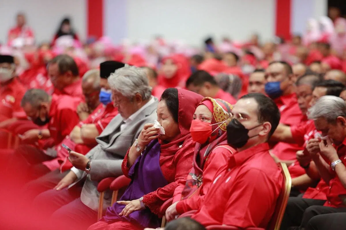 纳吉的女儿在台上读出父亲写给党员的信时，台下的纳吉夫人罗斯玛（中）频频拭泪。（中国报）