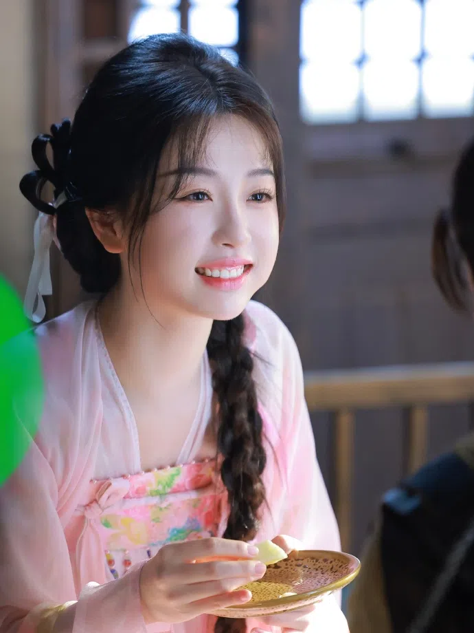 虞书欣在《永夜星河》的凌妙妙角色因惹人喜爱，收获许多“妈妈粉”。（虞书欣工作室微博）