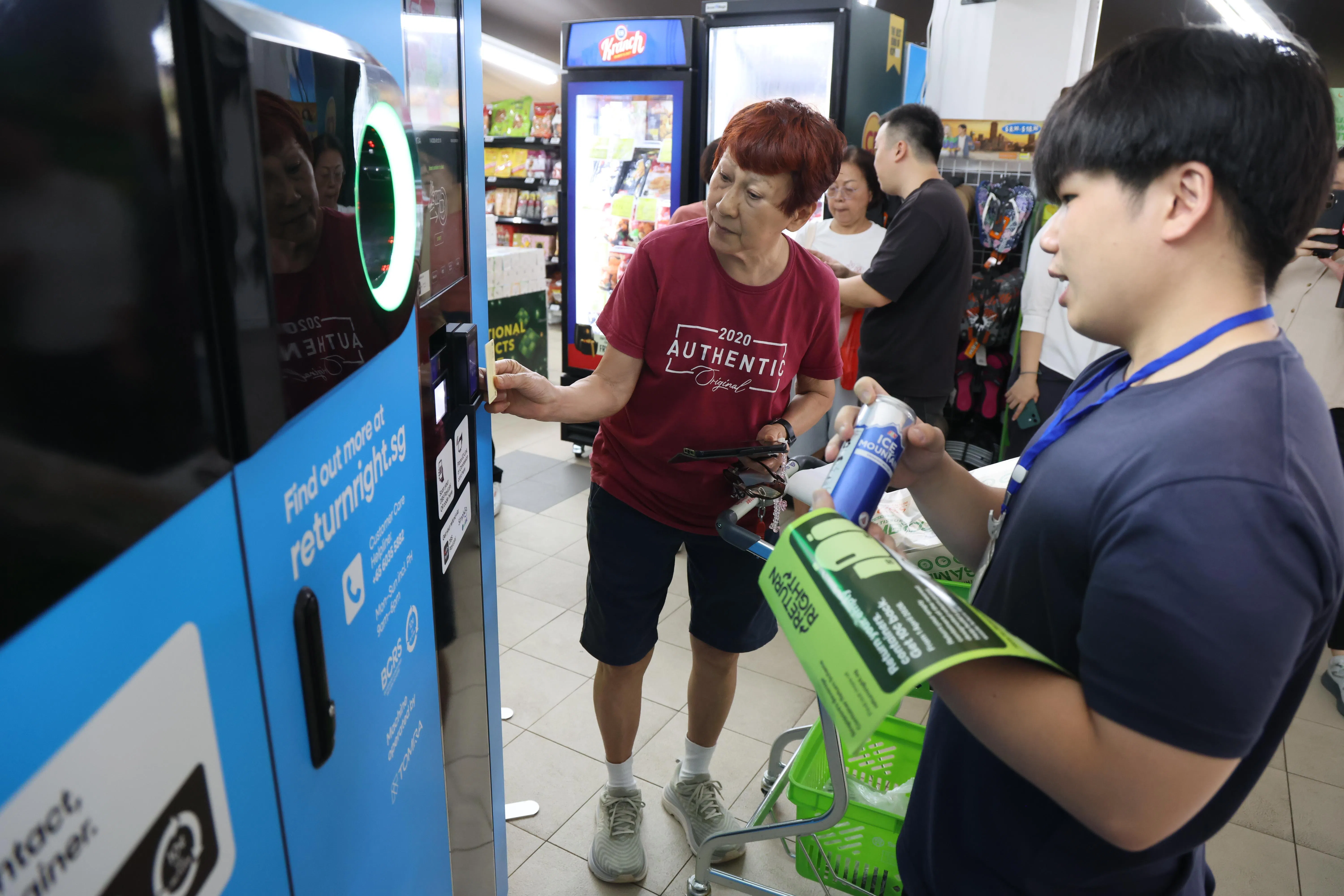 4月至10月期间，BCRS将在指定邻里和商场的超市举行路演活动，并在活跃乐龄中心举办工作坊，教导年长者如何正确回收，宣导饮料瓶罐退费制。（梁麒麟摄）