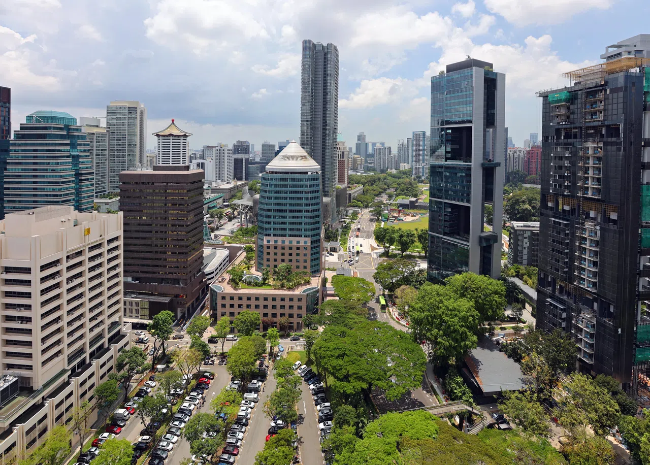 根据线人A，包括乌节路和市区甲级购物商场的一些店面，月租几万元，卖小玩意儿，店铺铺空荡荡，“根本不像在做生意。”（档案照片）