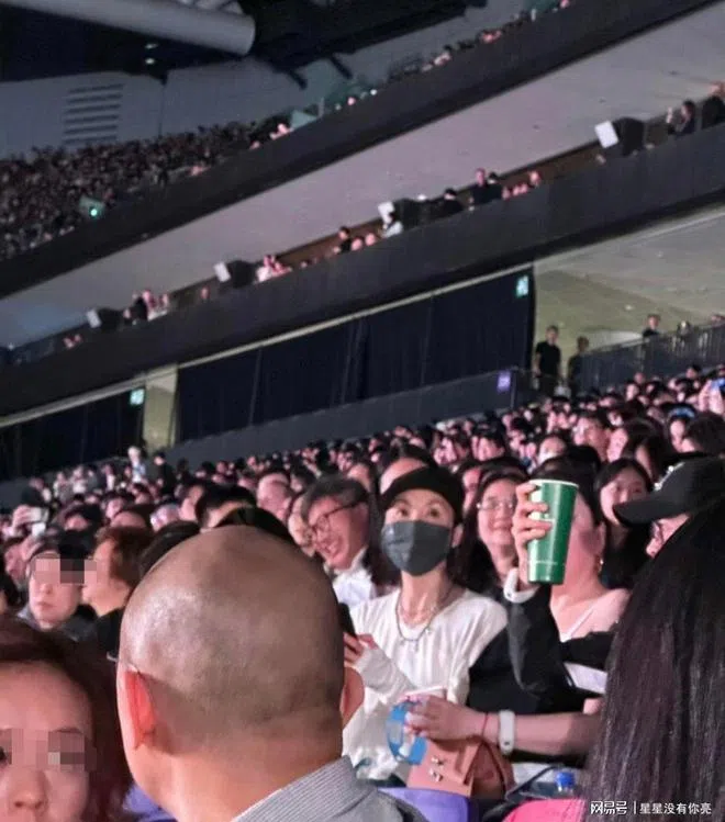 张曼玉戴着鸭舌帽和口罩，现身韩团Blackpink的香港演唱会。（互联网）