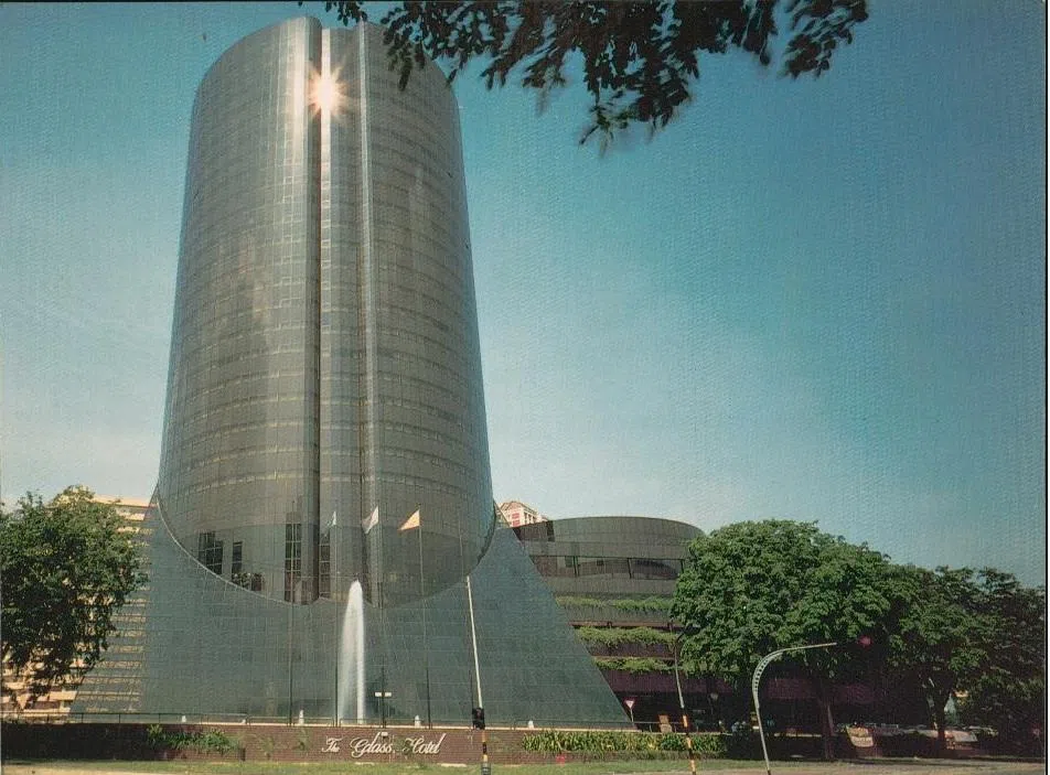 1980年代末，高端意大利餐馆开始进驻本地酒店，首家为位于Glass Hotel（即现今新加坡雅庭假日酒店前身）的Grand Italia。（互联网）