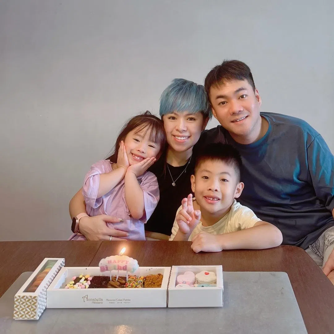 蔡艾珈曾被人误认成老公（后排右）的女儿，也经常被误认为两个孩子的姐姐。（取自艺人IG）