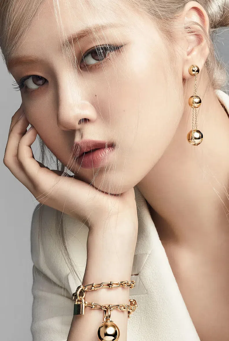 蒂芙尼珠宝行以Rose为缪斯，为她推出玫瑰金系列的Tiffany Lock Rosé联名款。（Tiffany提供）