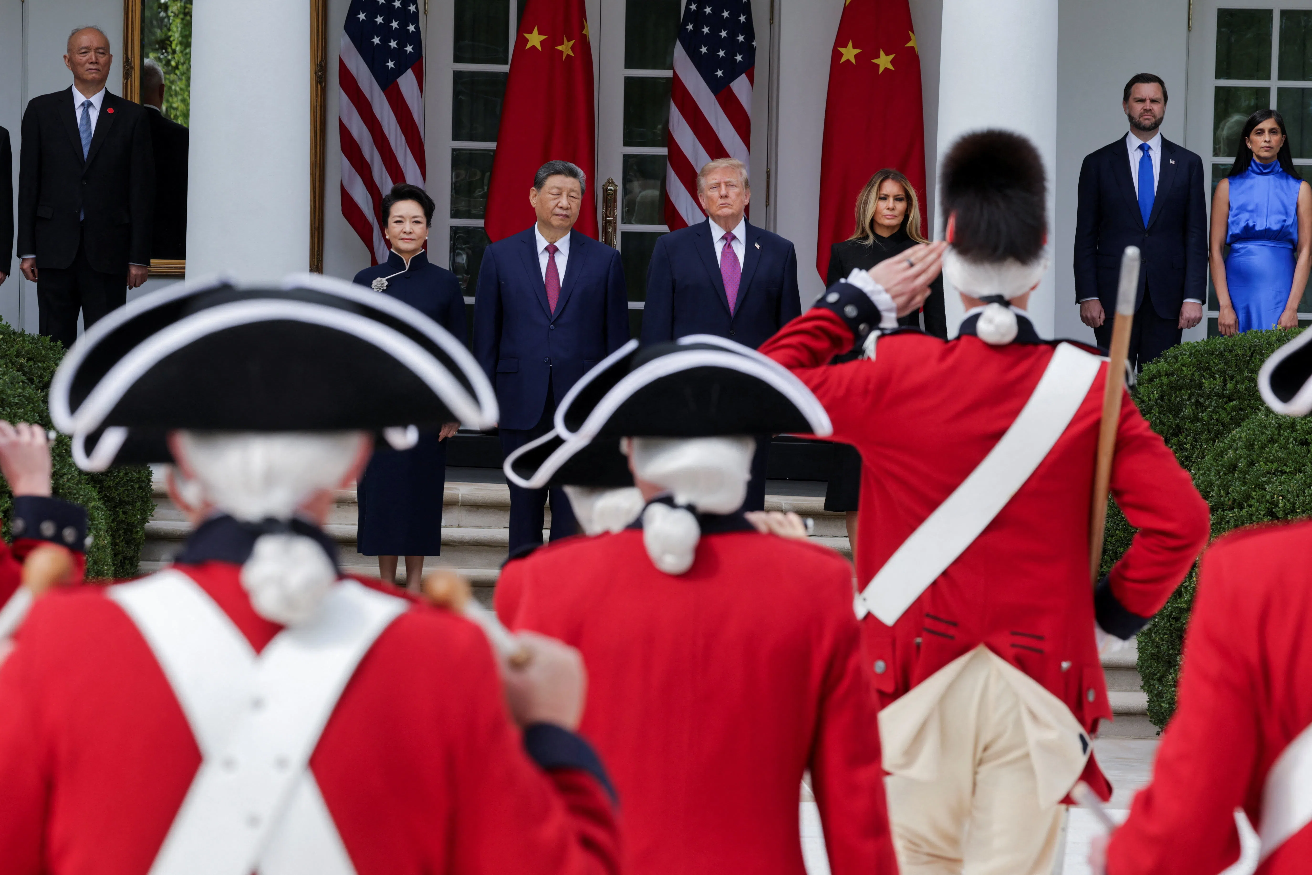 图为美国总统特朗普（右四）与第一夫人梅拉尼娅（右三），中国国家主席习近平（左三）与夫人彭丽媛（左二）星期四（9月24日）上午在白宫玫瑰园观看阅兵仪式。左一是中共政治局常委、中央办公厅主任蔡奇；右二和右一分别是美国副总统万斯与妻子乌莎（Usha Vance）。（路透社）