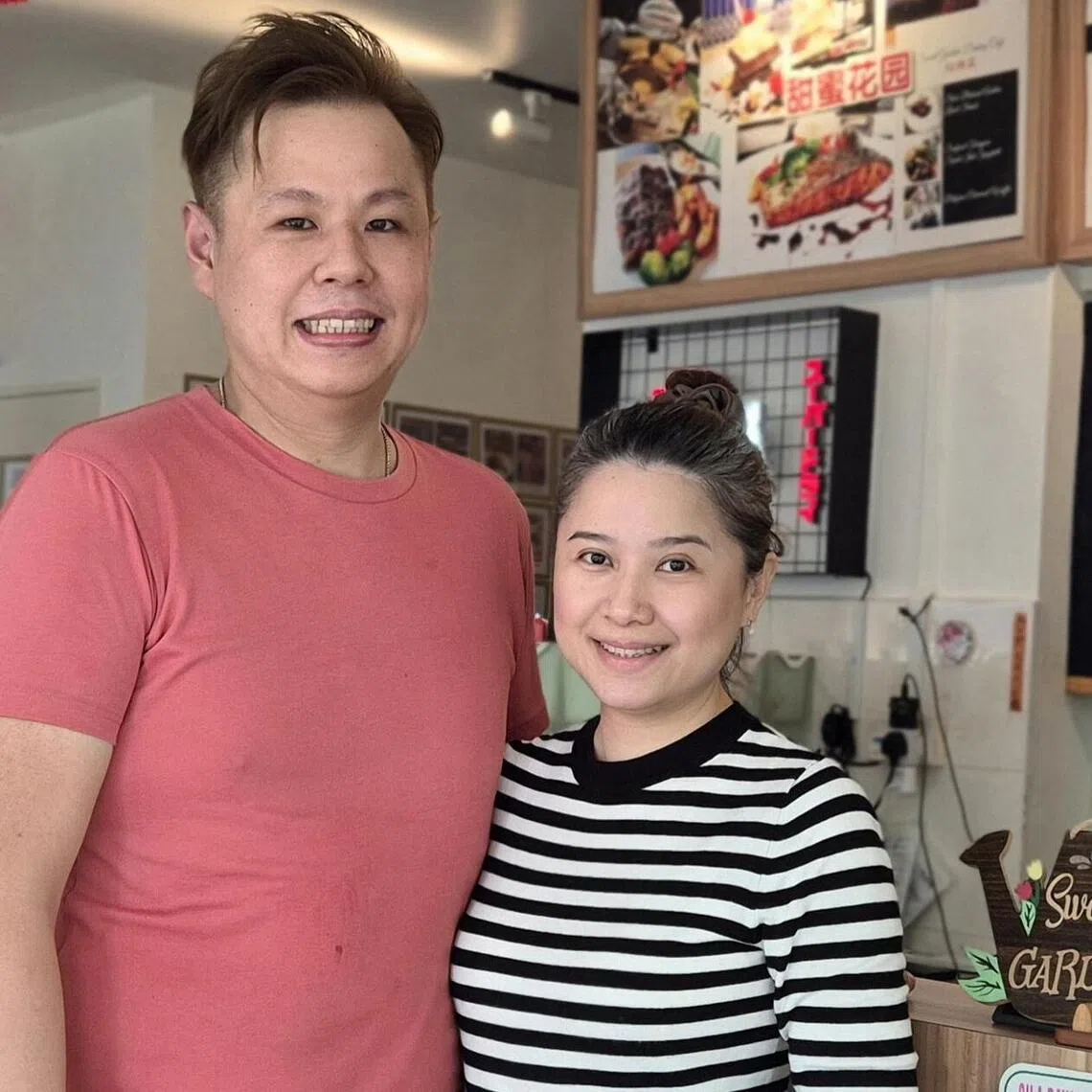 陆玮康和王曼怡夫妇在组屋区打造家庭式西餐馆“甜蜜花园”。（陈爱薇摄）