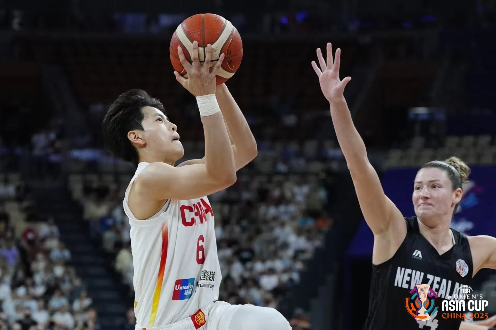 中国女将杨舒予（白衣）表现亮眼，得12分。（女篮亚洲杯赛事组委会提供）