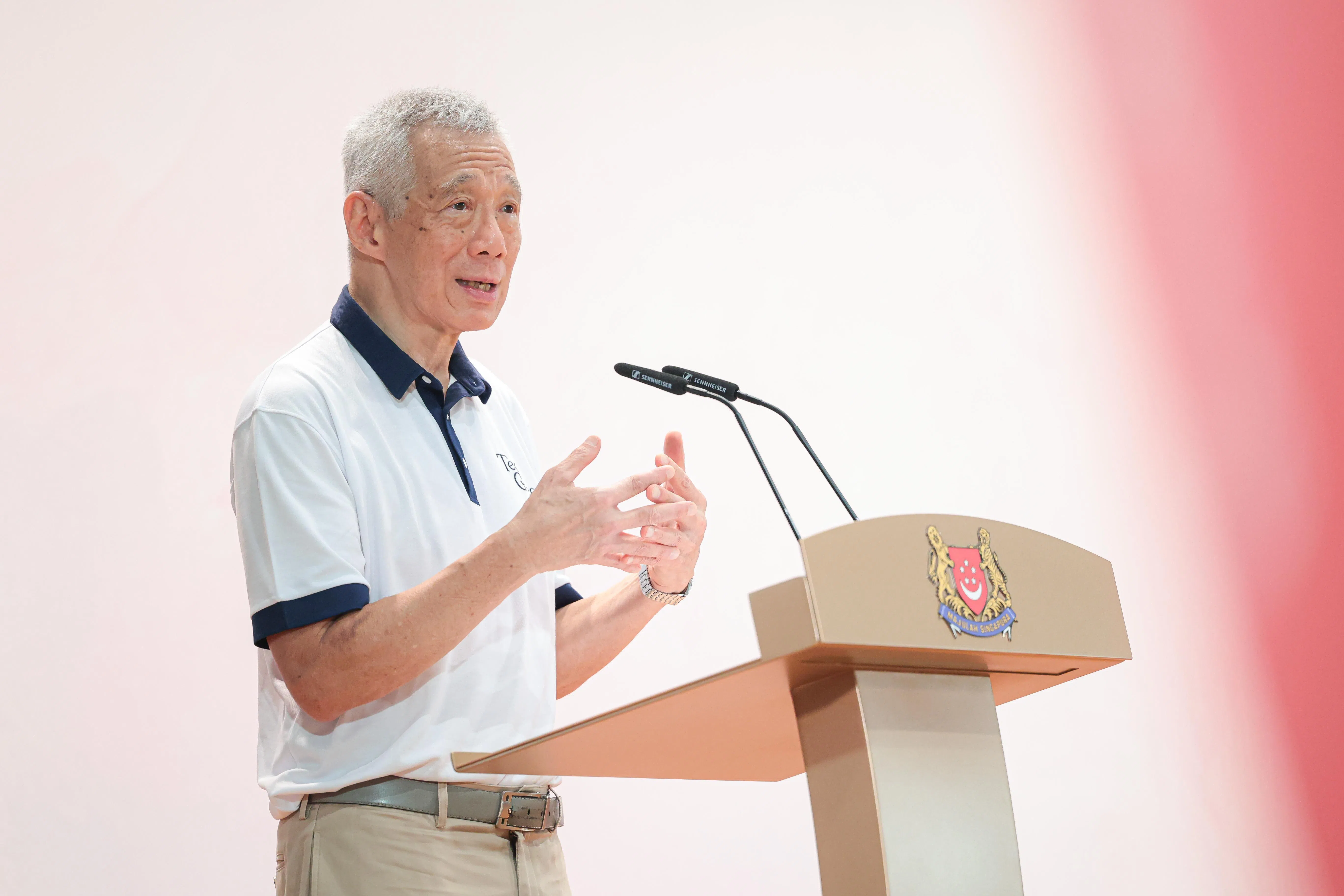 国务资政李显龙星期六出席社区活动致辞时说：“经过多年的资源积累和能力建设，我们如今处于有利位置，能够应对这场危机，帮助新加坡人共渡难关。” （李冠卫摄）