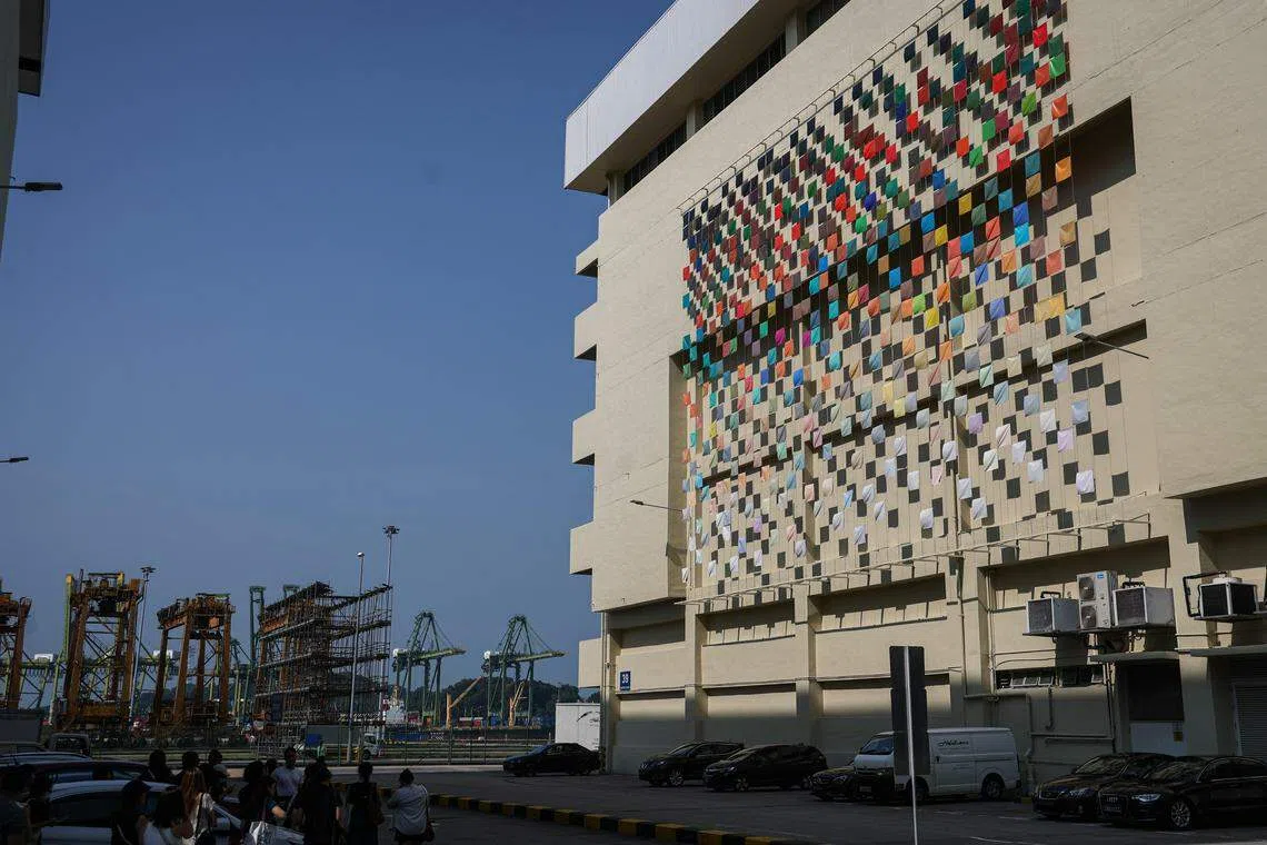 艺术家陈斯恩的装置《旗海》随风飘扬。（李健玮摄）