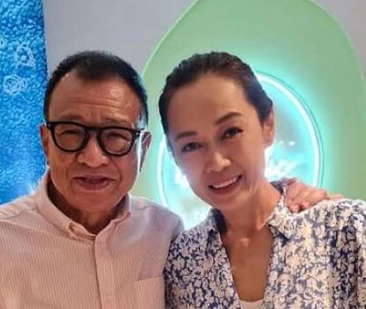 姚莹莹到许绍雄（左）的咖啡厅捧场。（受访者提供）