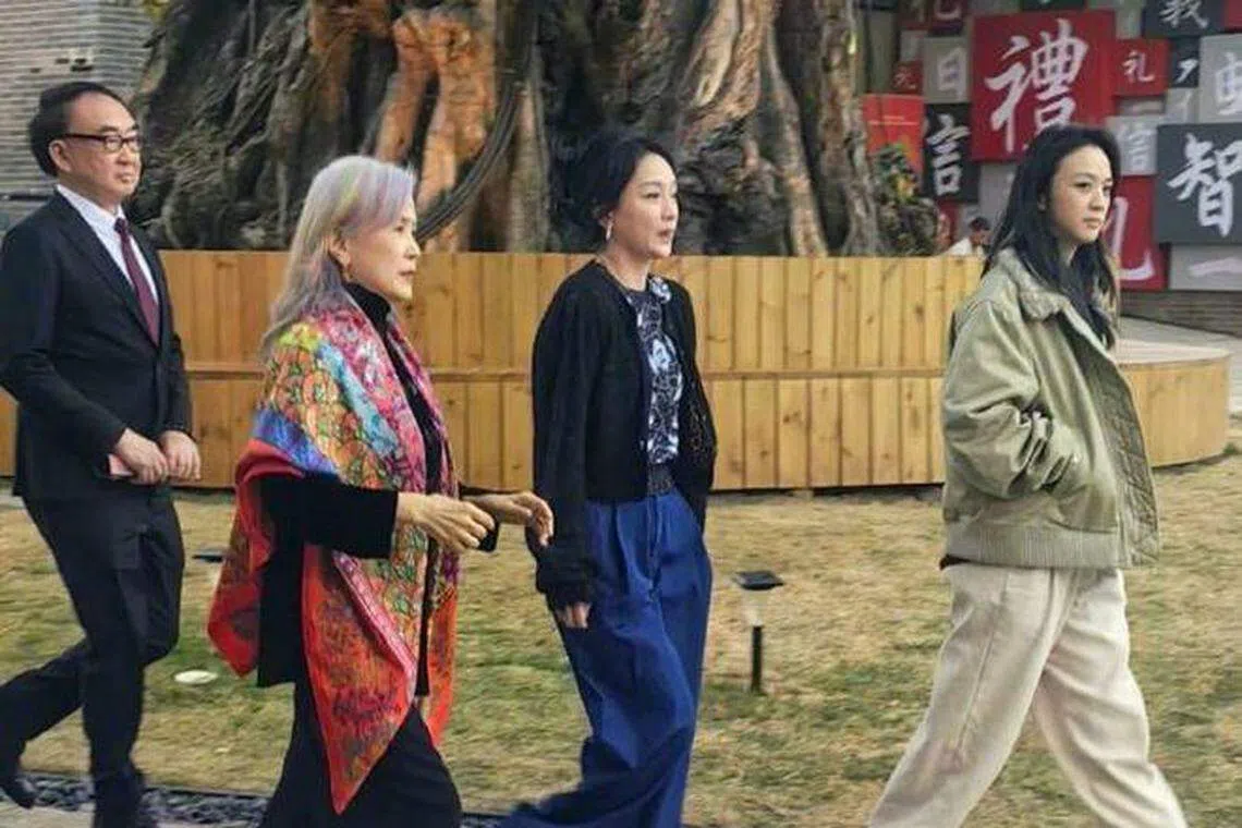 汤唯（右一）和周迅（右二）被指全程无互动。（互联网）