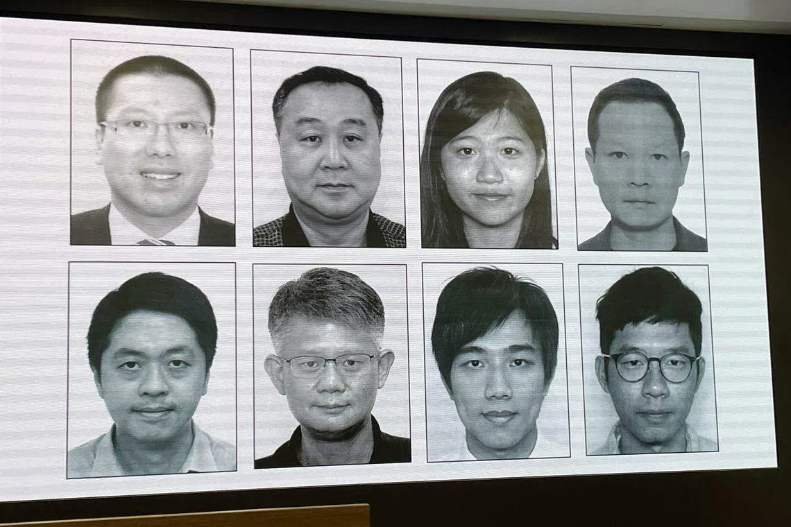 香港警务处国家安全处星期一（7月3日）下午举行记者会公布，警方已申请拘捕令，通缉八名潜逃海外并涉嫌犯下《香港国安法》罪行人士，包括任建峰（第一排左起）、袁弓夷、郭凤仪、郭荣铿、许智峰（第二排左起）、蒙兆达、刘祖迪和罗冠聪，每人悬红100万港元。（香港中通社）