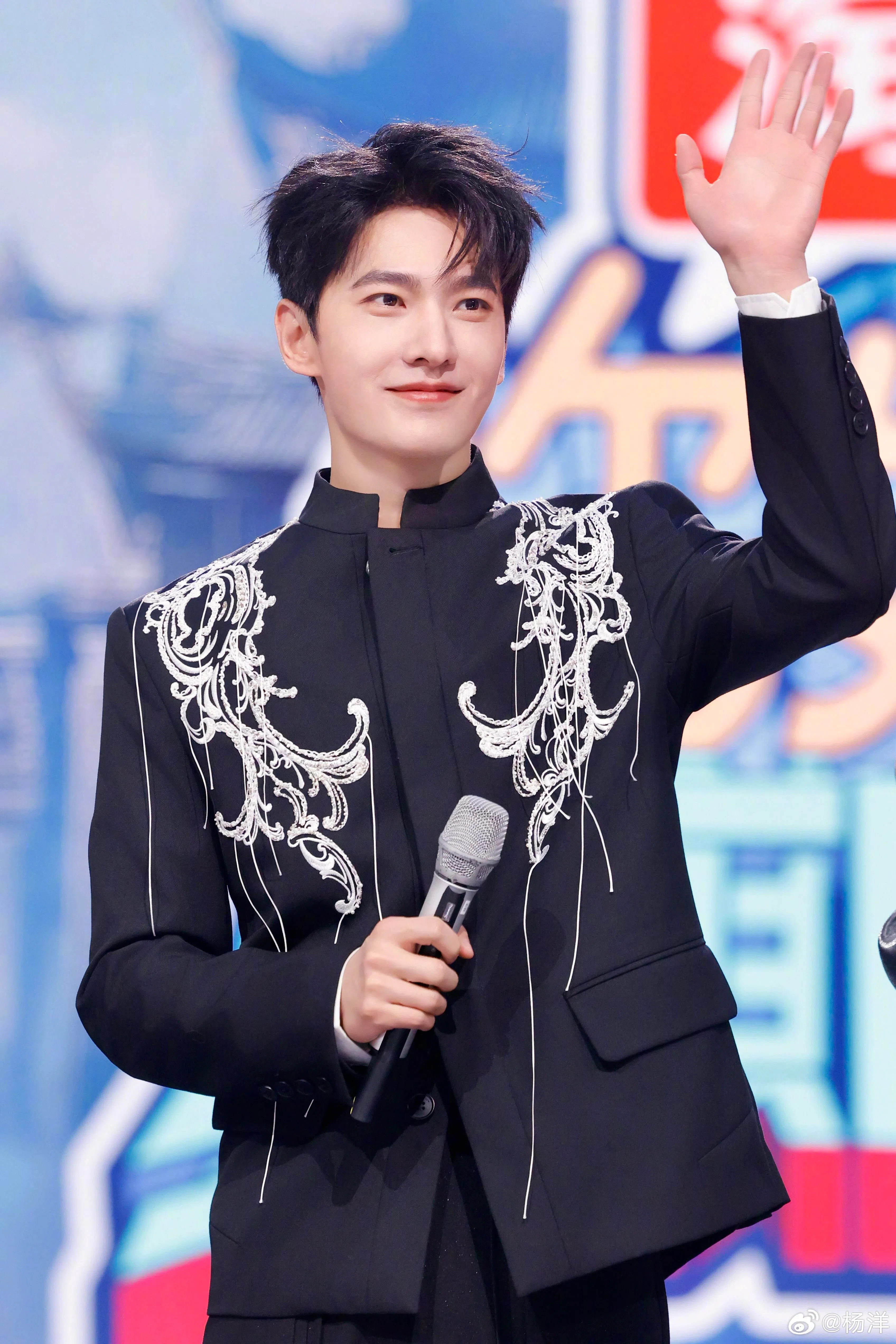 杨洋拥有干净俊朗、气质阳光的形象，积累了众多脍炙人口的作品。（取自艺人微博）