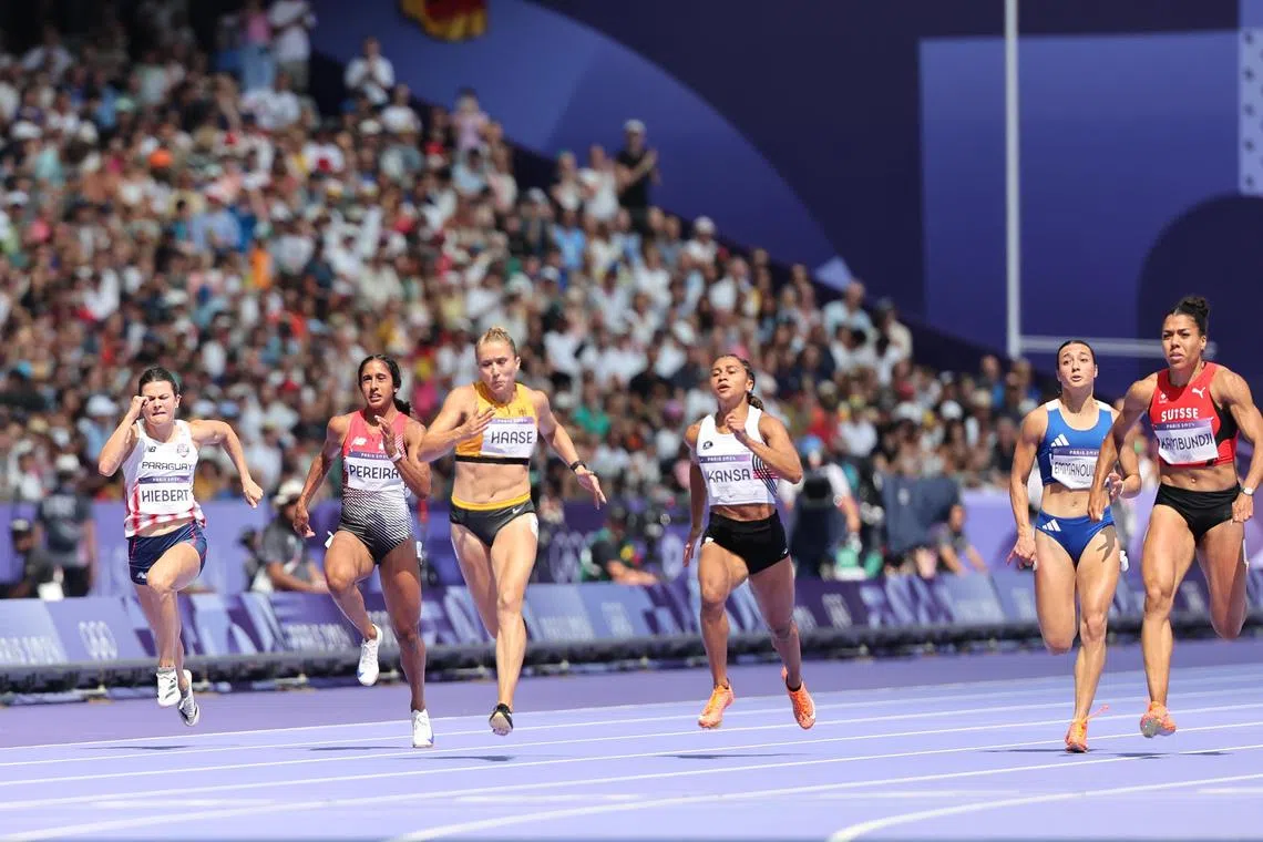 珊蒂（左二）在首圈第七组排名第七，在72名参赛选手中排名第55。（谢智扬摄）