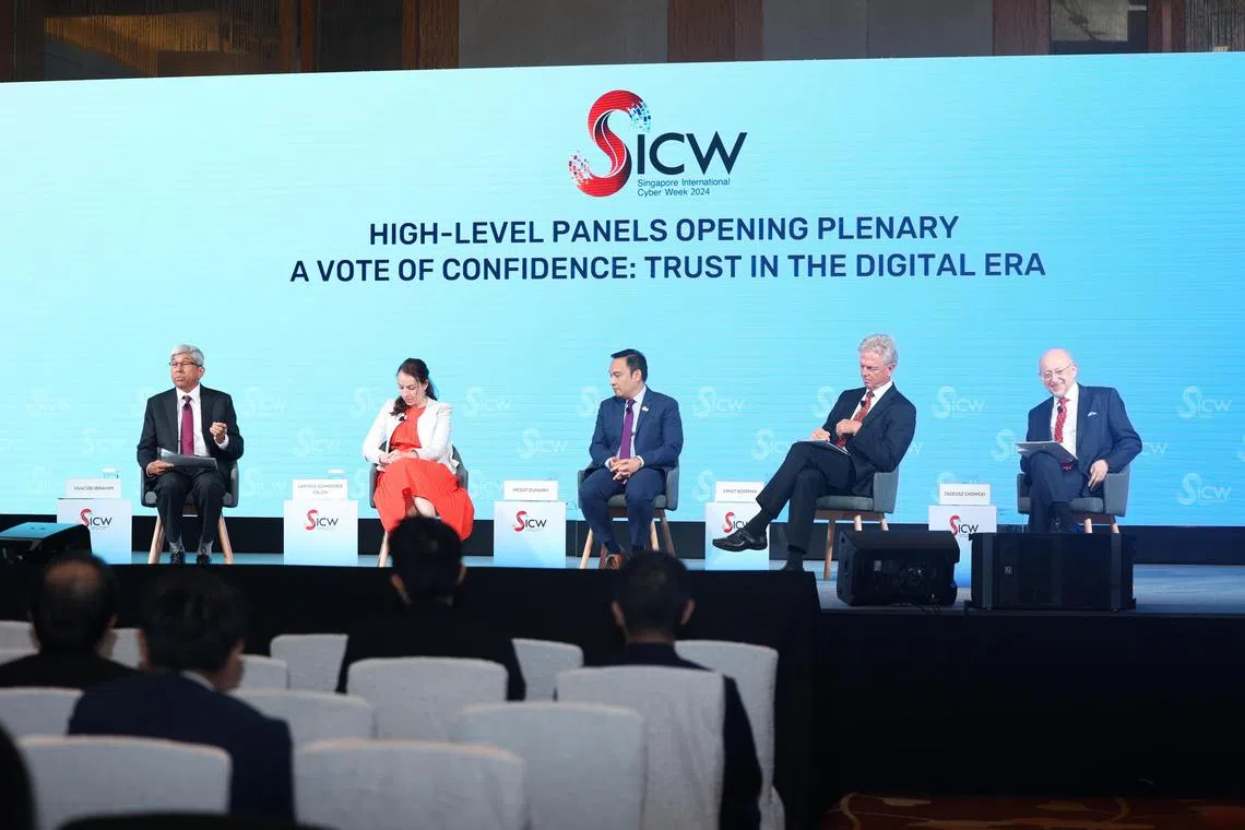 波兰（右起）、荷兰、马来西亚，以及巴西代表分享对电子投票的看法时，异口同声说建立公众对数码应用的信任，才能有效推动电子投票。讨论会主持人是我国前通讯及新闻部长雅国博士（左一）。（郑一鸣摄）