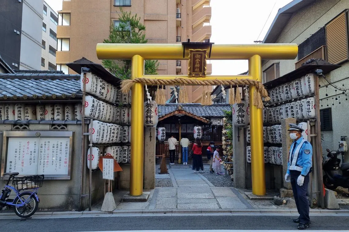 御金神社金光熠熠，据说参拜前要先到净手池洗手。（廖慧婷摄）