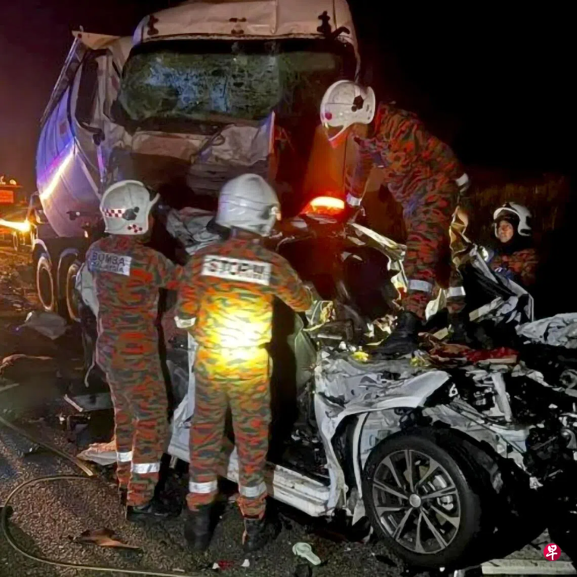 彭亨州东海岸大道文德甲路段星期一（8月31日）深夜发生死亡车祸，造成四死四伤。 （彭亨州消防局提供）