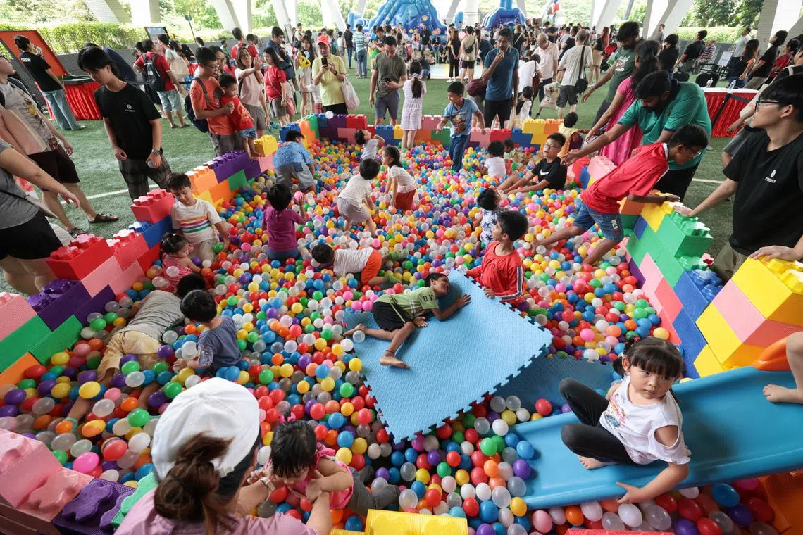嘉年华会上有许多不同活动，包括让小孩玩乐的波波球球池。（张俊杰摄）