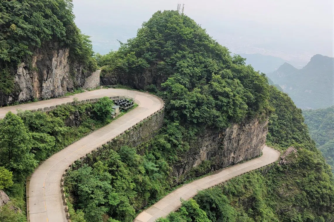张家界99道弯公路，是世界上最危险的公路之一。（陈静芳摄）