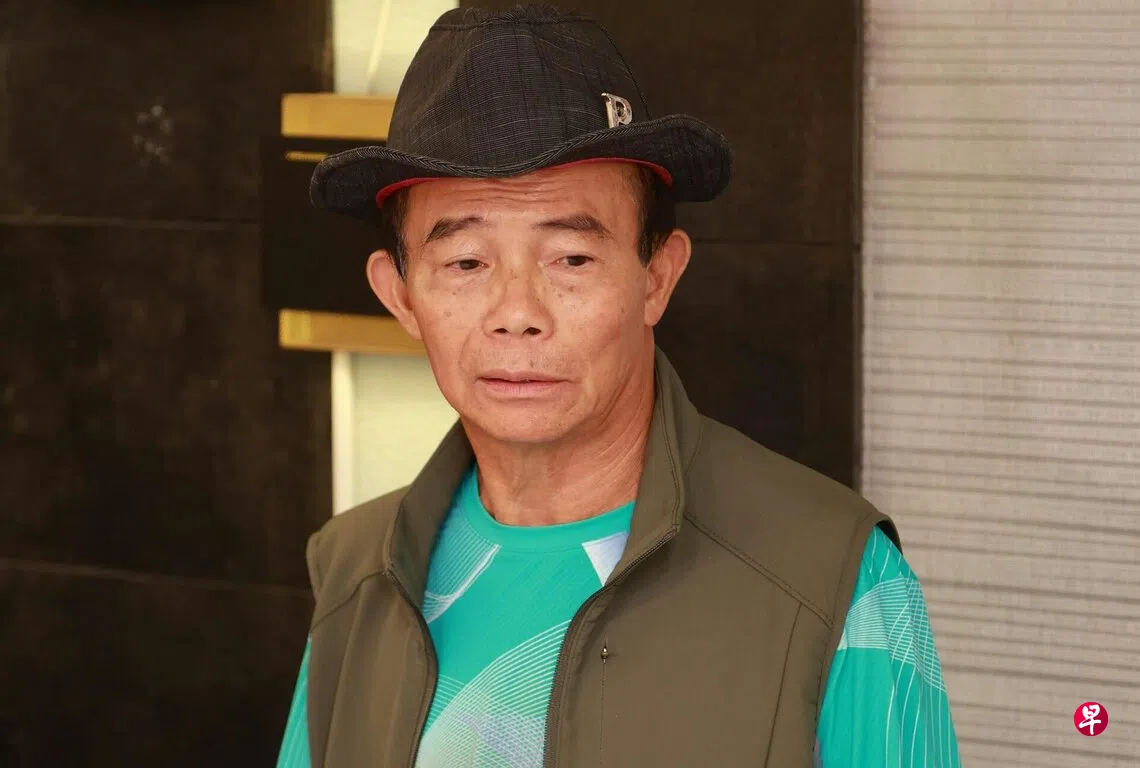 已故香港天后梅艳芳的母亲覃美金的长子梅启明，7日召开记者会。 （取自港媒“hk01”）