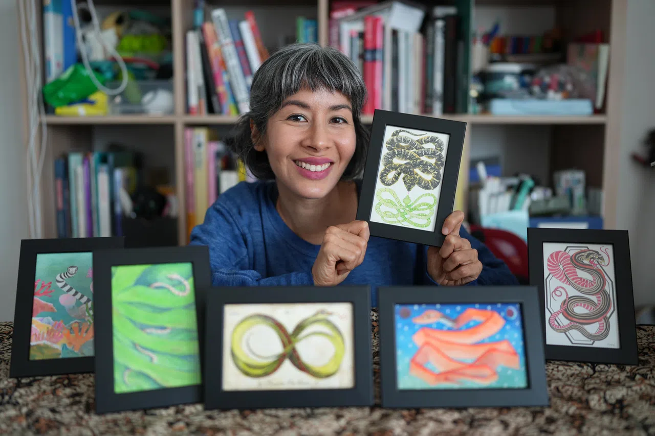 插画家瑜明绘制本地蛇像，为关爱动物研究协会筹款。（谢智扬摄）