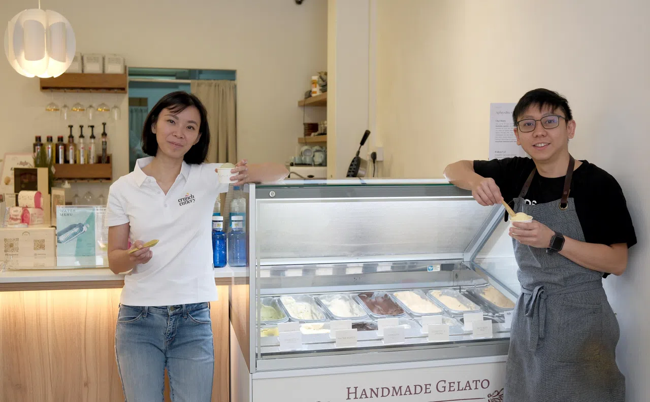 林家儿的客户目标是本地400家至500家售卖冰淇淋、意大利雪糕和巴西莓的店铺。吴文杰（右）的意式雪糕店便是林家儿试运营卫星制作站的地点。（曾坤顺摄）