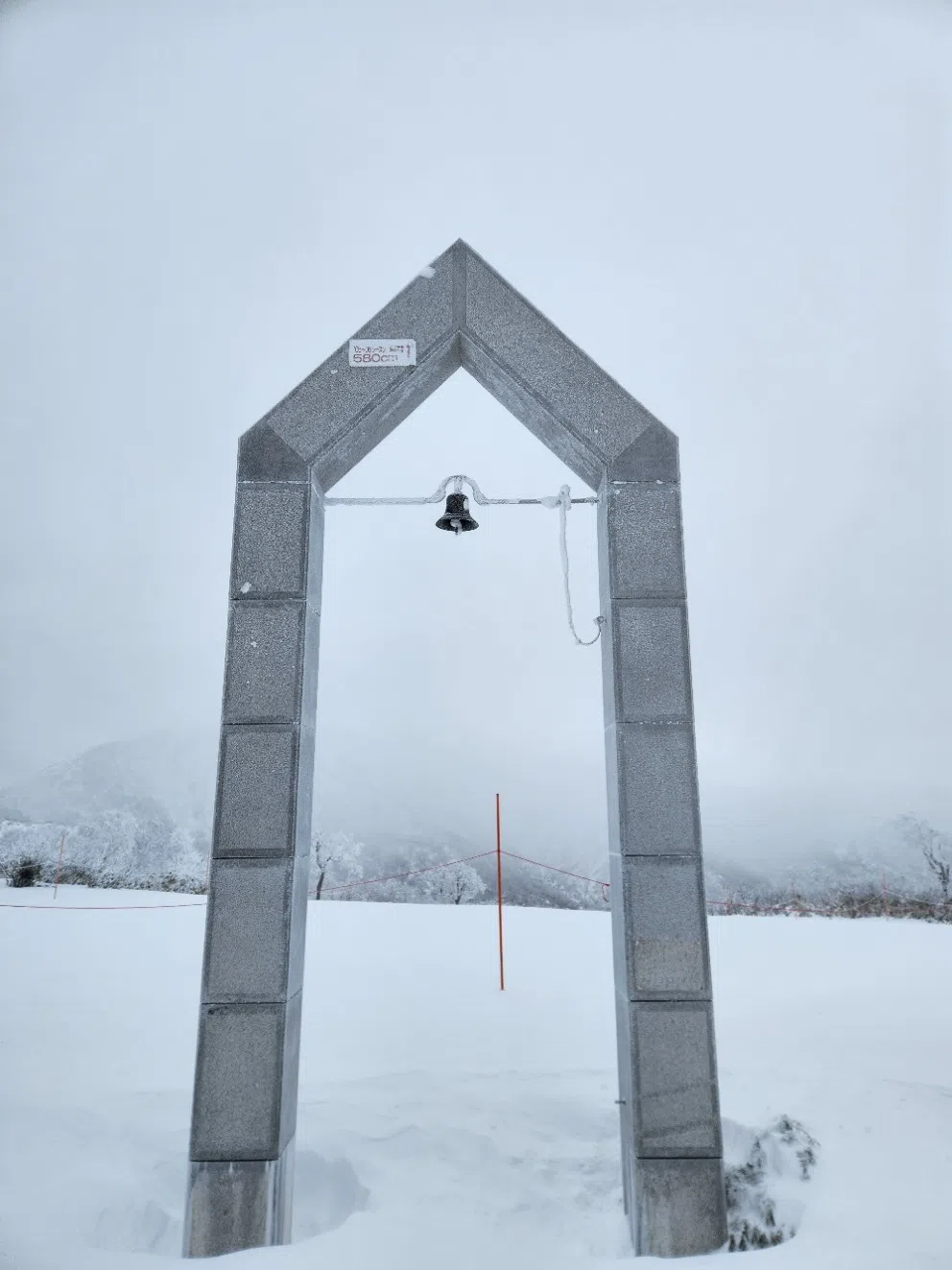 位于朝里顶峰的尼萨之钟。（李政辉摄）