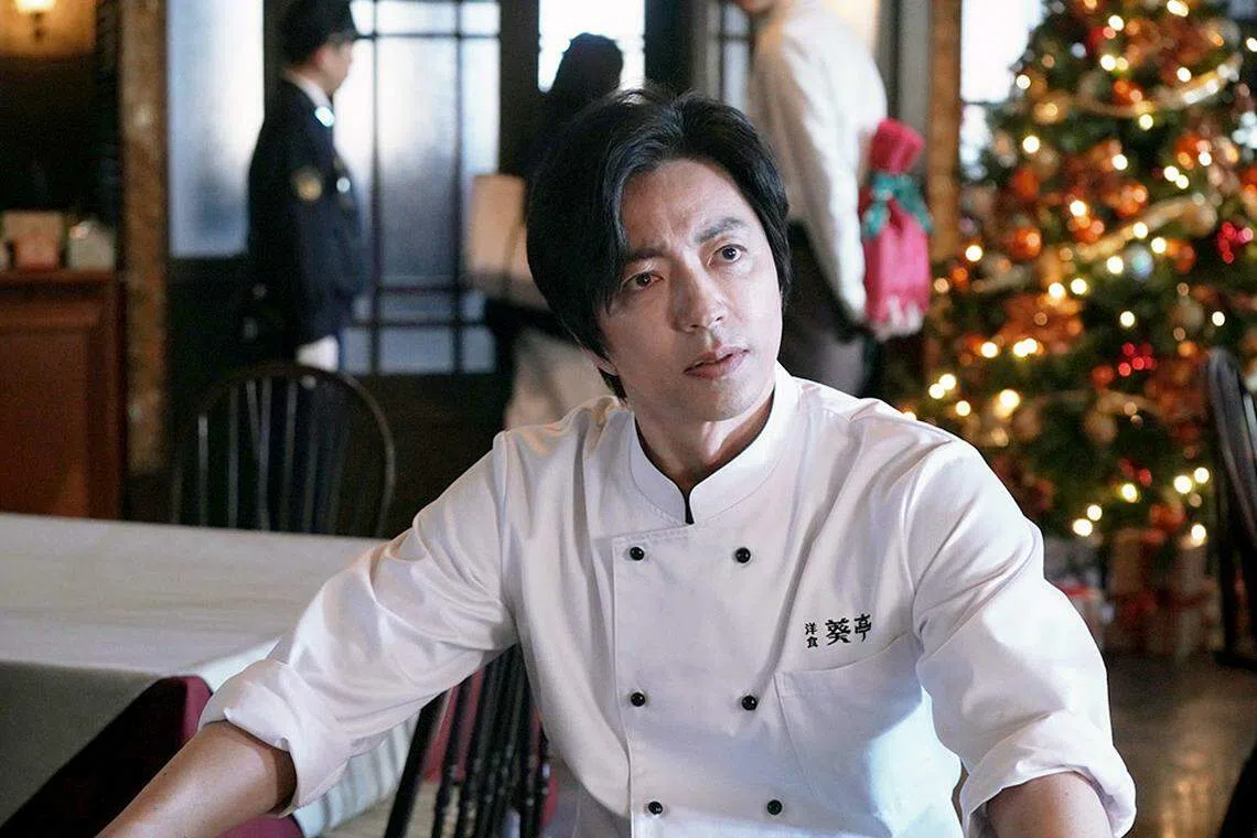 近年来影剧作品不多的大泽隆夫，突破型男形象搞笑演出。（互联网）