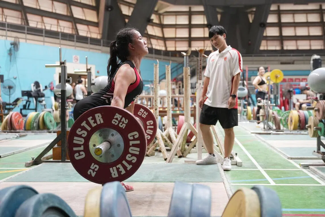 黄嘉文（右）希望能帮助蔡菁凌（左）在东运会发挥出最好的水平。（谢智扬摄）