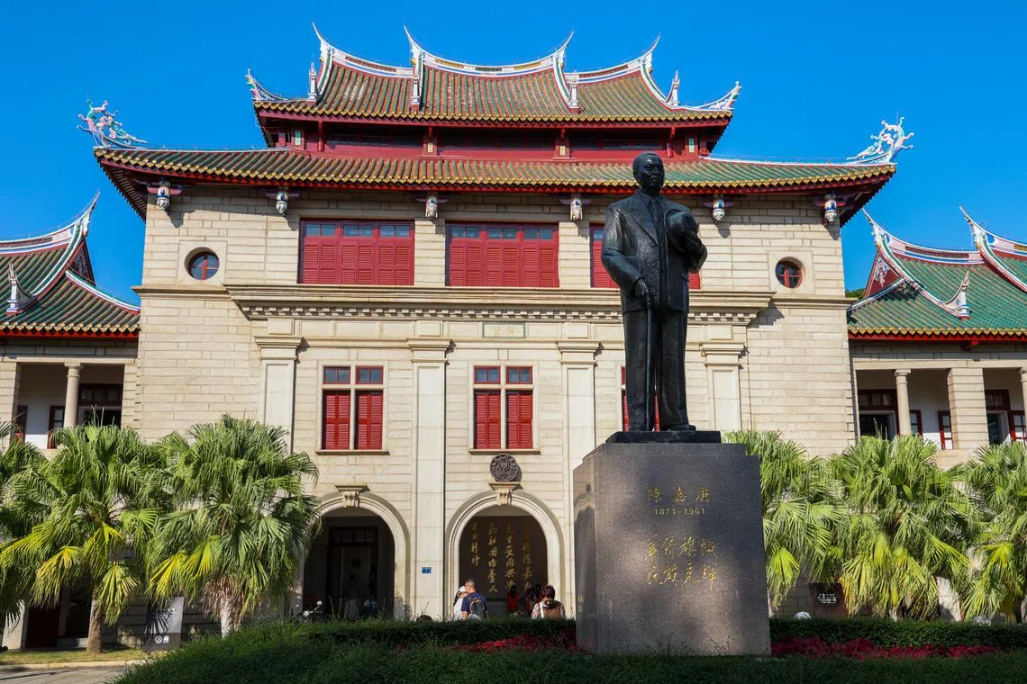 厦门大学“陈嘉庚与厦门大学”纪念馆及陈嘉庚雕像。（林明顺摄）