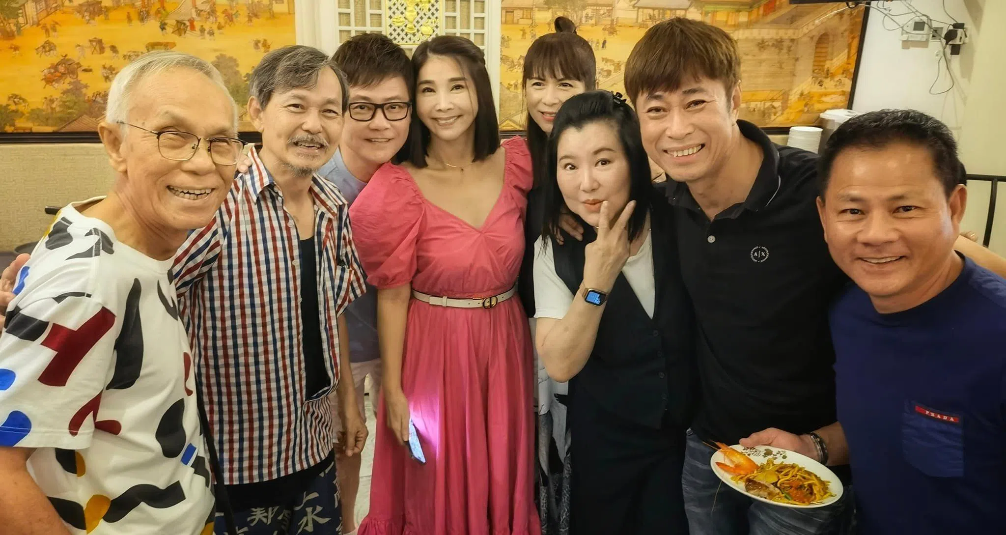 （左起）邬伟强、已装上义肢的段伟明、王昱清、陈秀环、潘玲玲、荪保伶、黄世南和朱永钦。（取自邬伟强脸书）