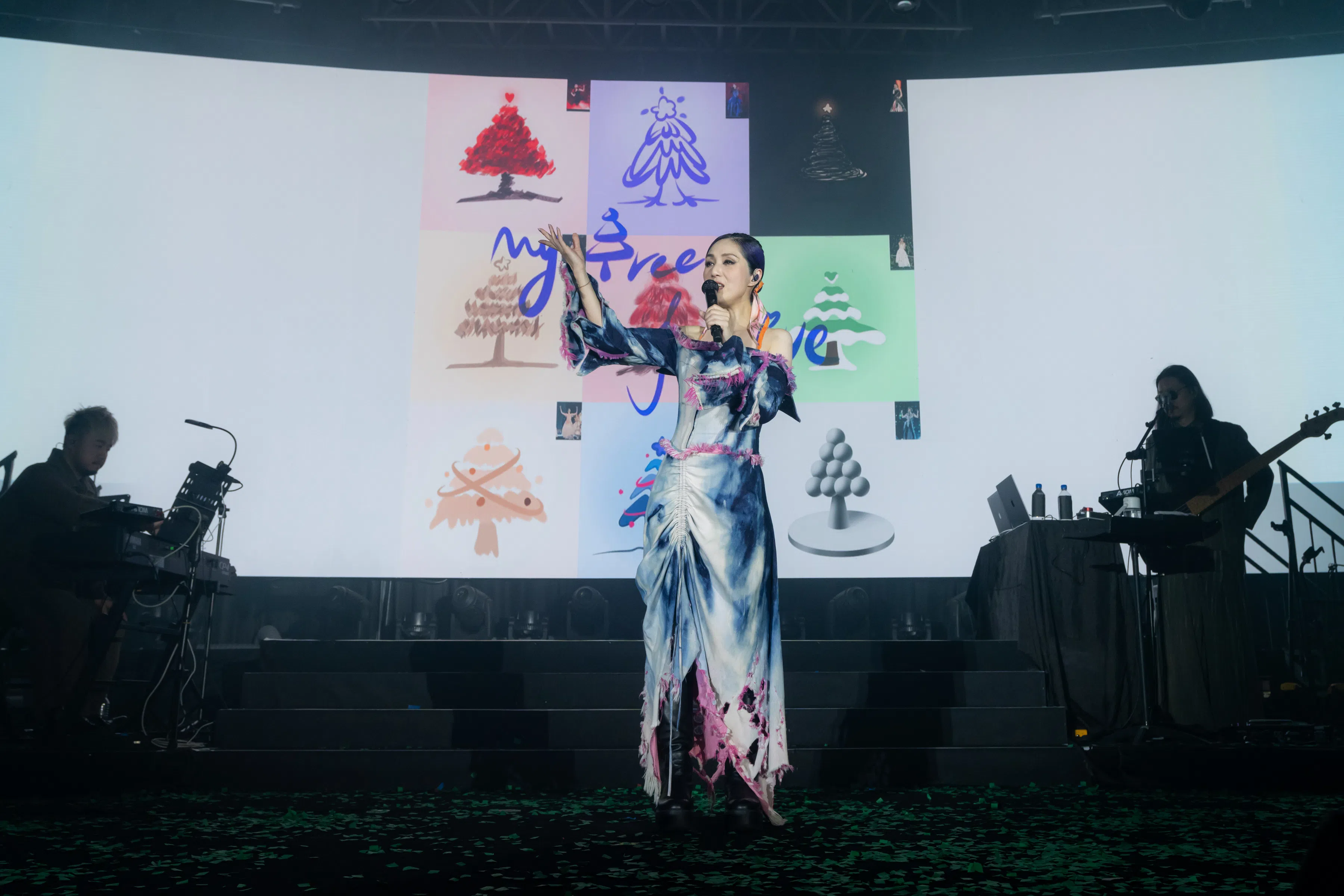 杨千嬅为庆圣诞，献上了“节日限定曲”《冬天的故事》送给观众。（Live Nation提供）