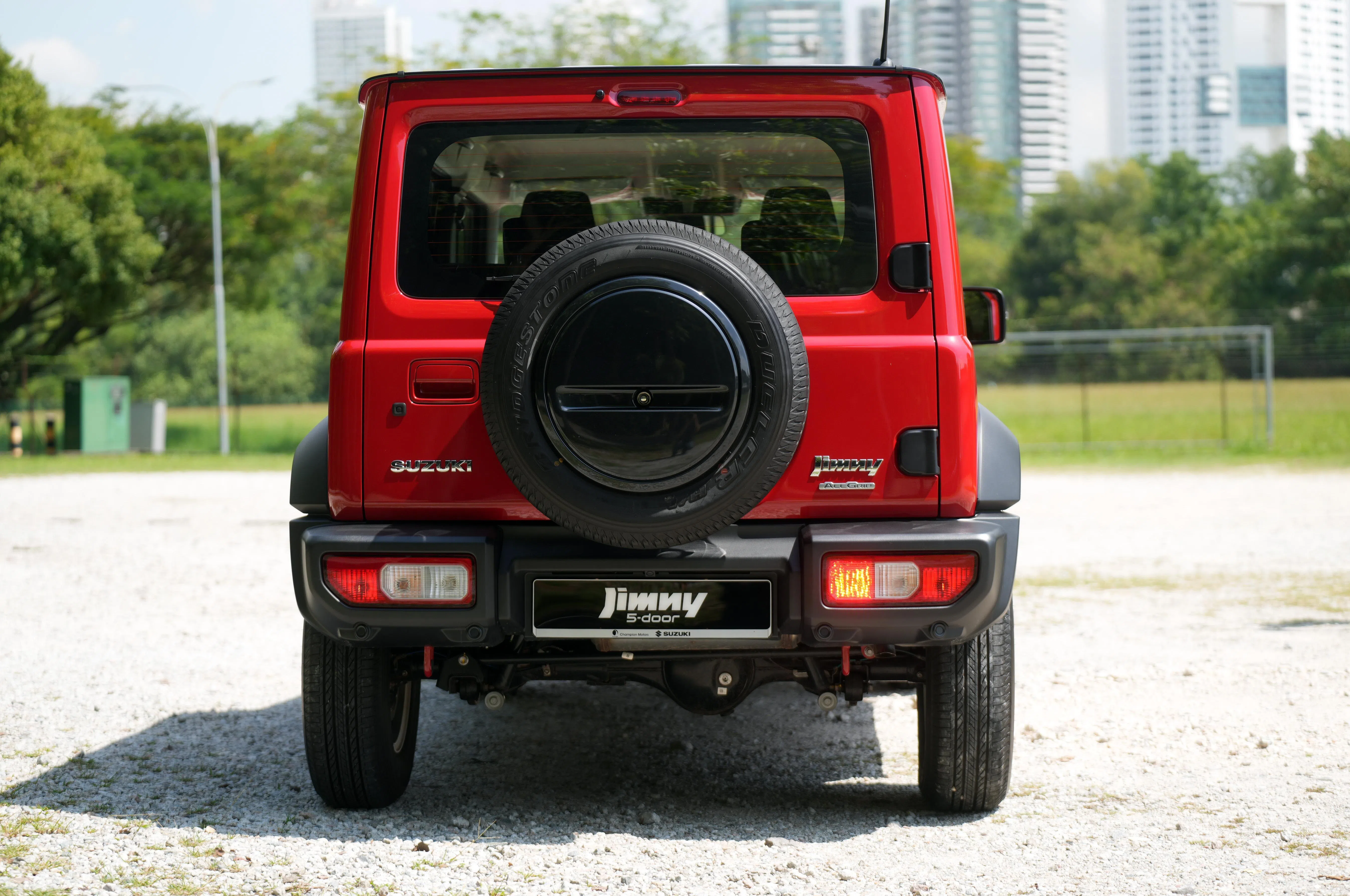 尾门外挂一个备胎，让整辆车充满硬派越野感。（谢智扬摄）