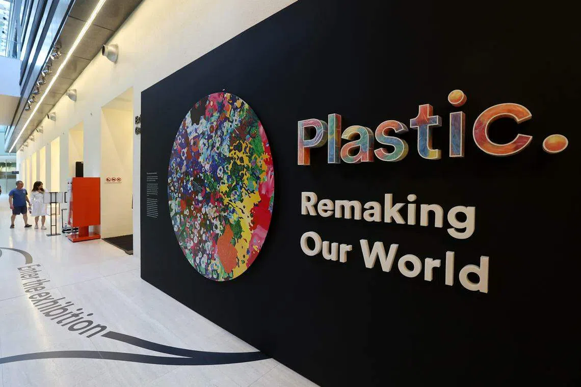 展览入口处的Plastic大字由使用过的各种颜色塑料袋融合制成；“Remaking Our World”则由本地环保企业Semula用回收牛奶瓶制成。（陈渊庄摄）