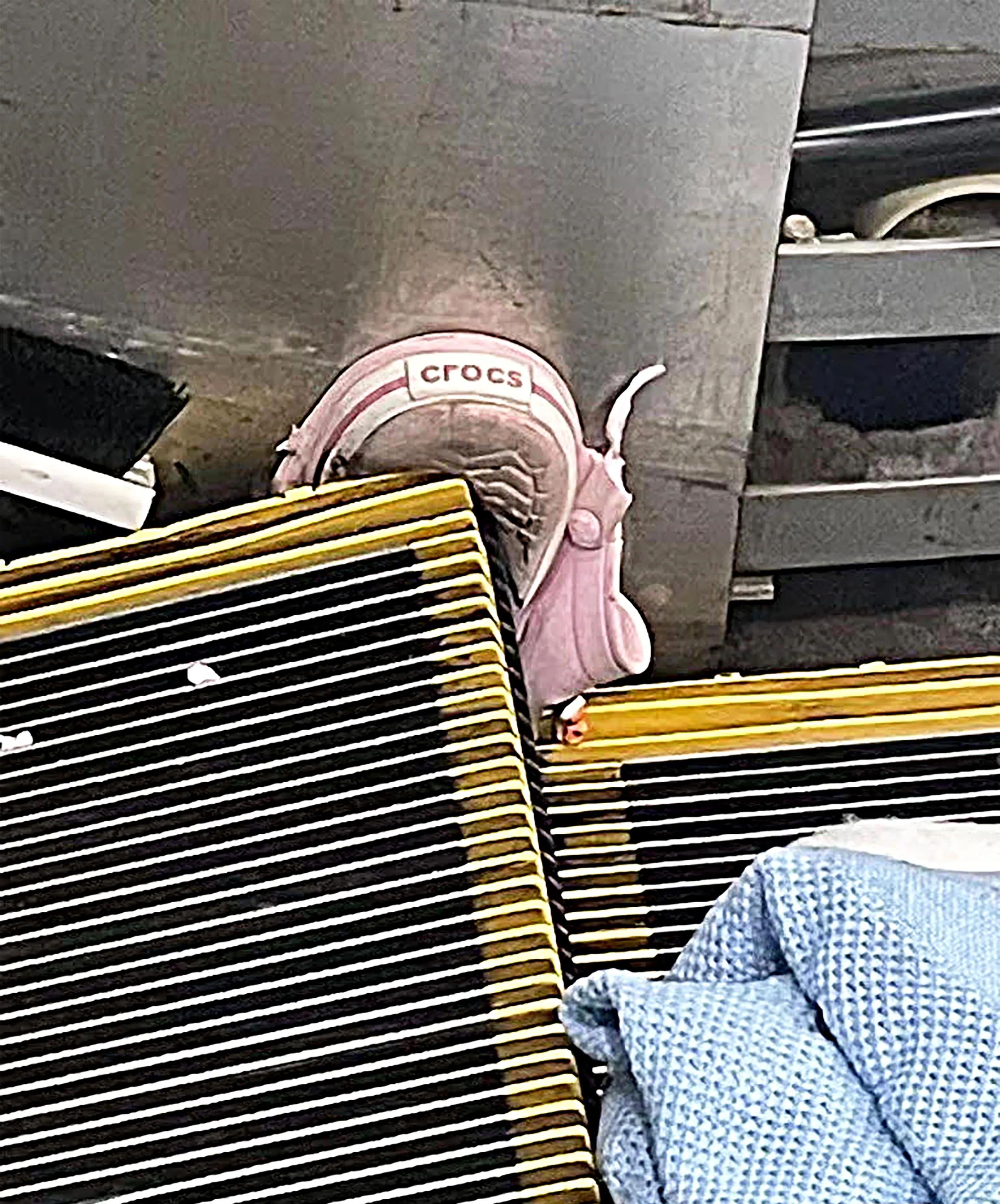 女童的鞋子卡在手扶梯内。（取自网络）