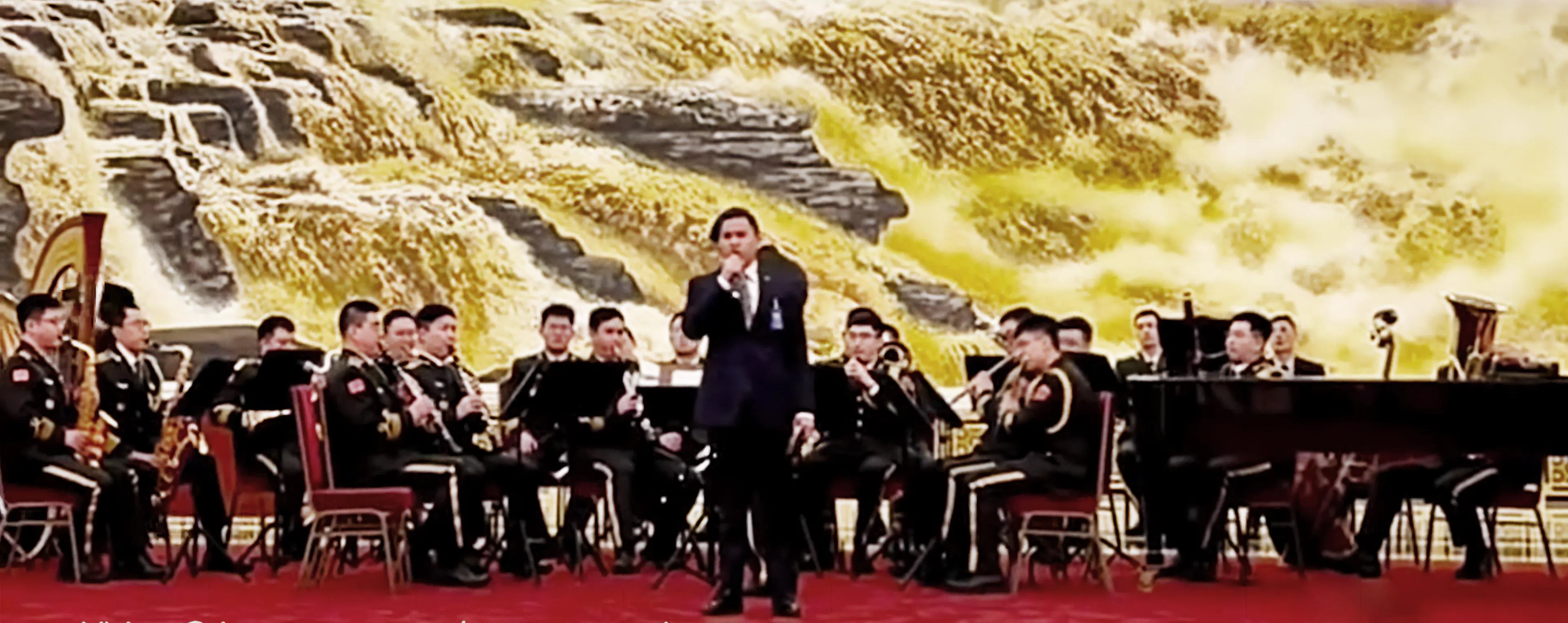 印尼当选总统普拉博沃访华期间，安排私人秘书阿贡（中）献唱中国歌曲《歌唱祖国》。（视频截图）
