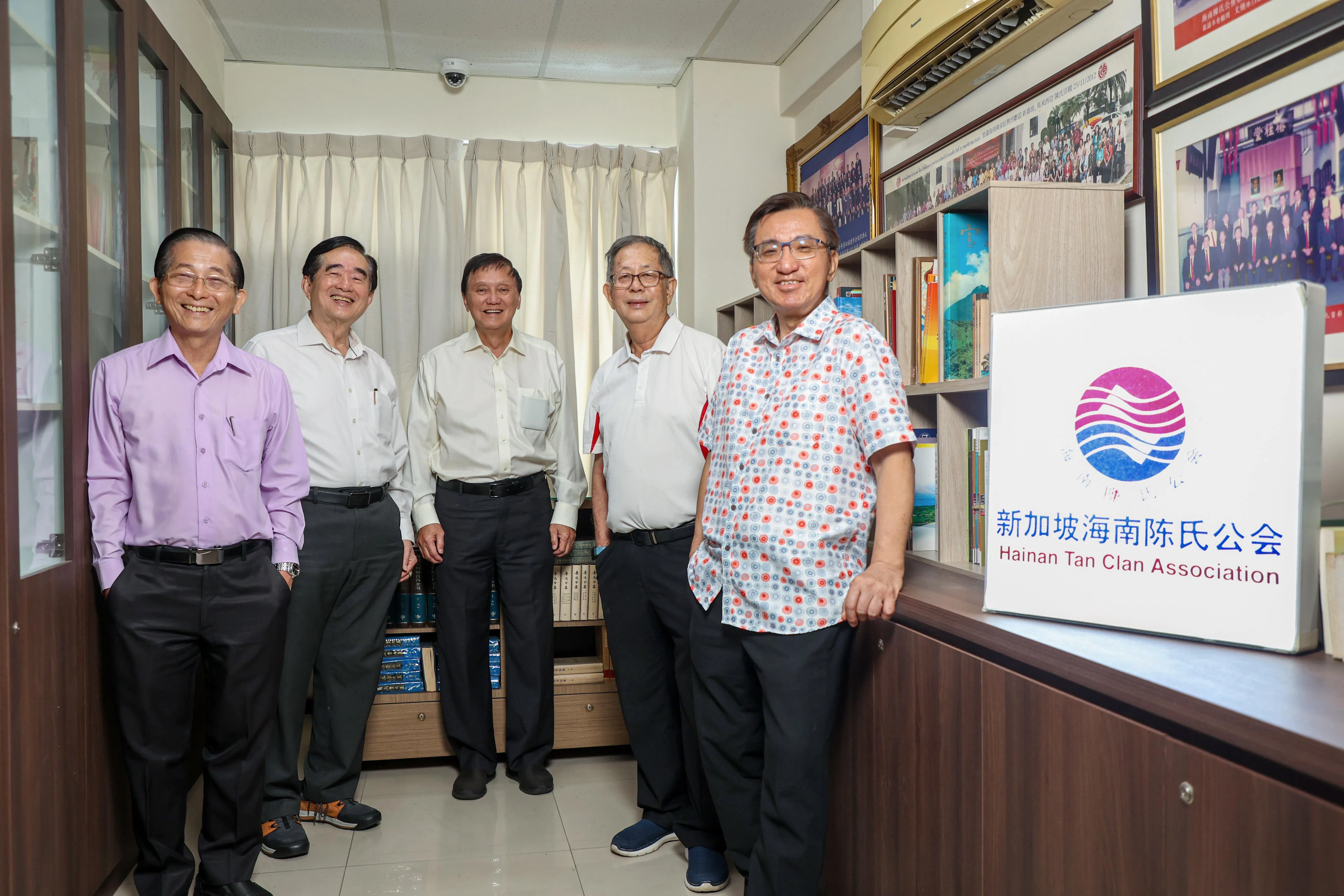 海南陈氏公会副会长陈垂良（左起）、副会长陈玉镇、会长陈嘉兆、署理会长陈玉本、秘书长陈德发认为，成立海南资料室意义重大，可让后人追本溯源。（游甯稀摄）