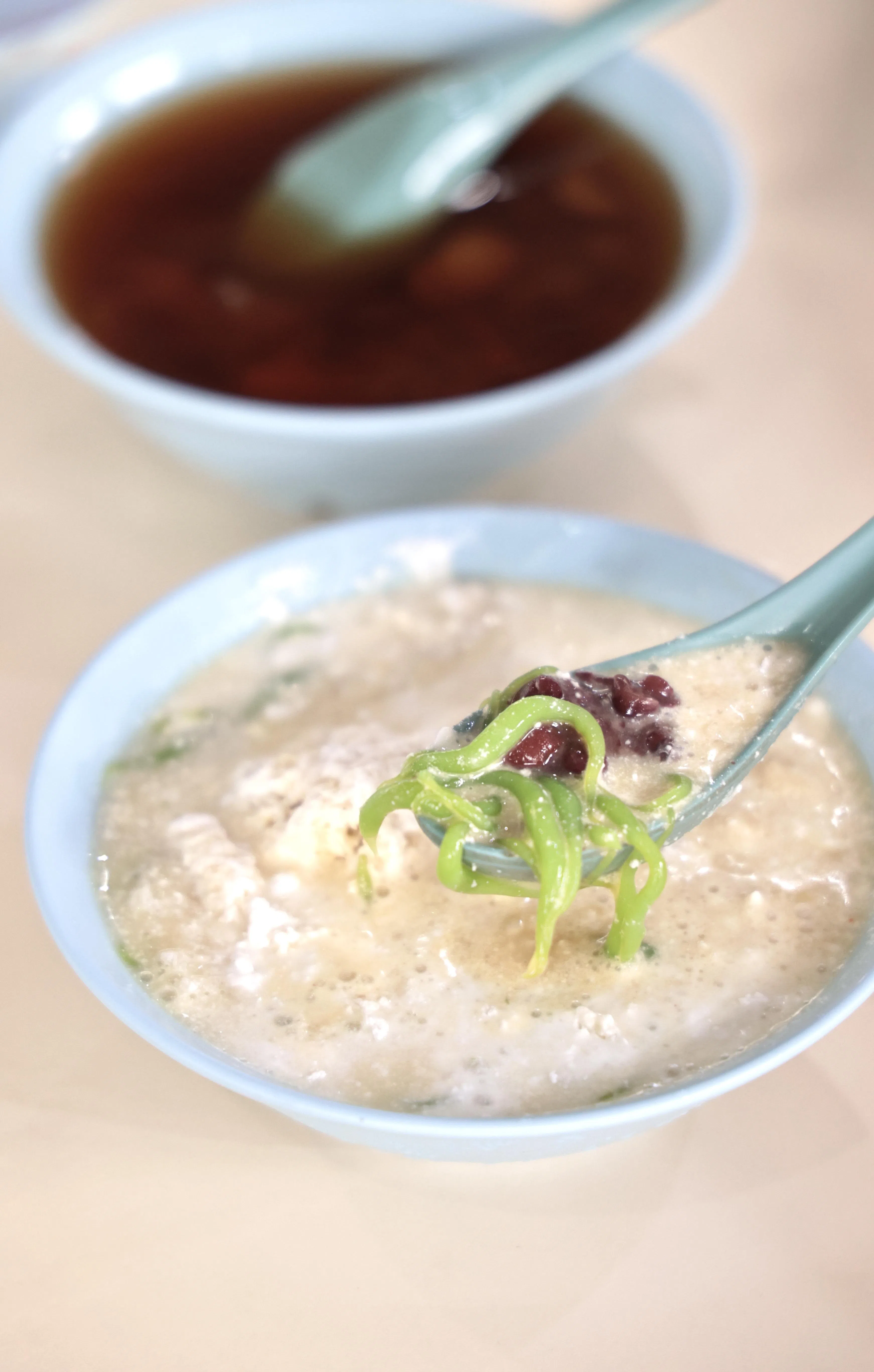 小鸽子甜品屋的招牌浆绿，红豆绵而不烂，浆绿条口感Q弹，散发阵阵班兰香。（特约陈佩敏摄）