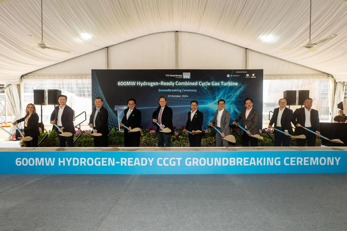 杨忠礼集团执行主席杨肃斌（左四）、时任人力部长兼贸工部第二部长陈诗龙医生（左五），以及杨忠礼西拉雅能源公司执行总裁吴秉华（右五），2024年10月为联合循环燃气涡轮机工程举行动土仪式。（YTL PowerSeraya提供）