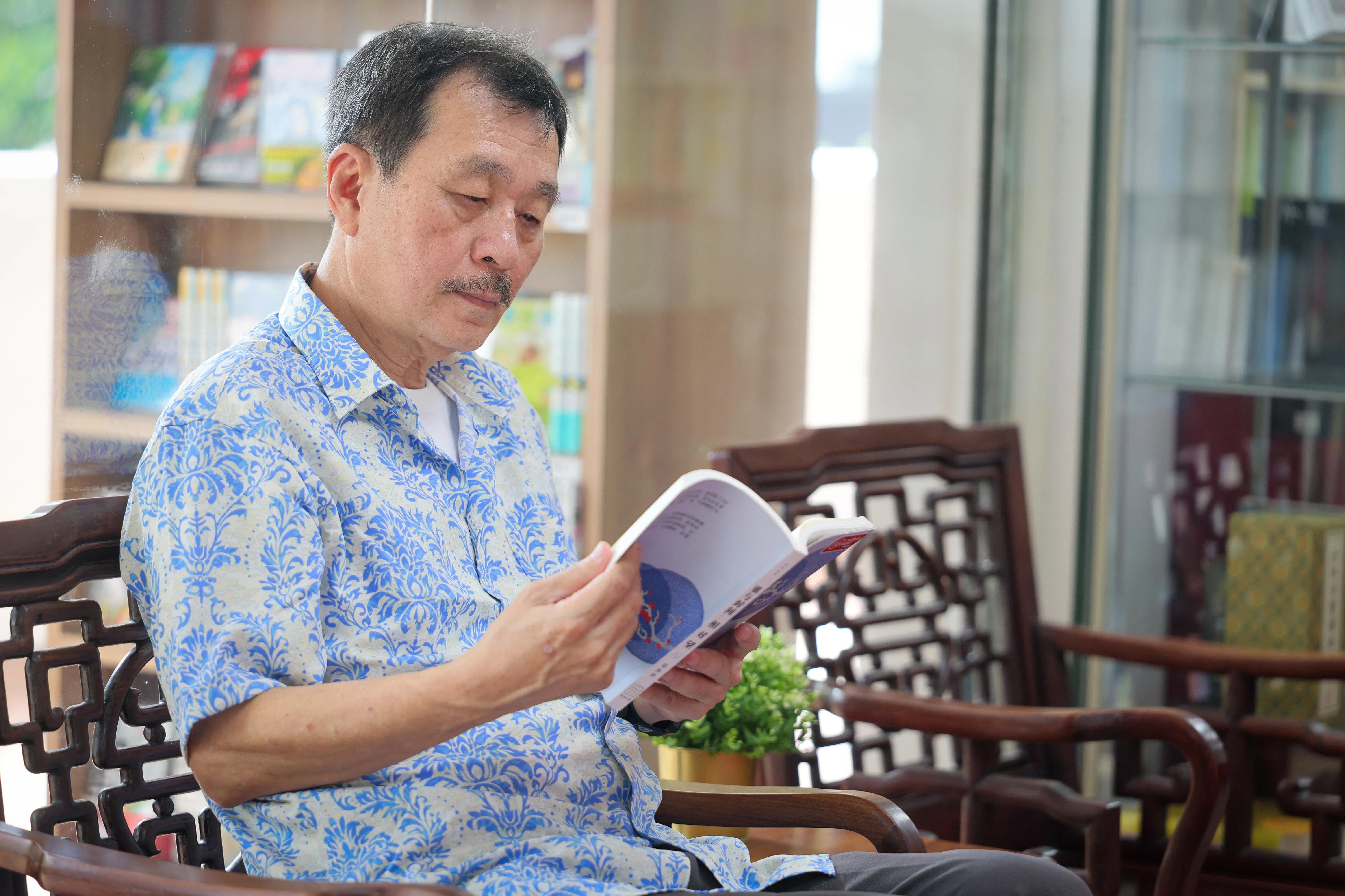 希尼尔近年查阅多方资料，整理出本地微型小说的发展脉络。（龙国雄摄）