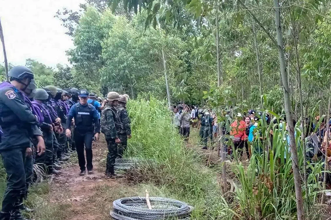 泰国上个月在泰柬边境设置铁丝网围栏后，两国民众持续发起抗议。（法新社）