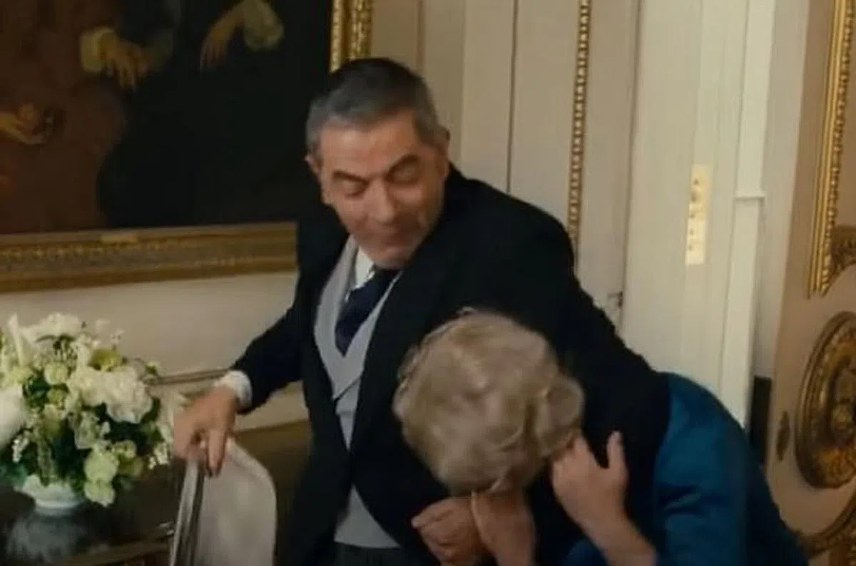 《憨豆特工2》的憨豆先生用盘子狂砸英女王的头。（互联网）