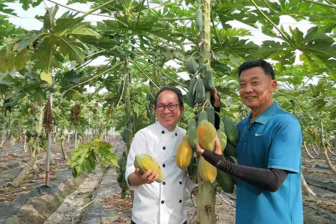吴宝春（左）和杂志《今周刊》合作，每个月采访一位台湾小农，希望让更多人了解他们。（受访者提供）