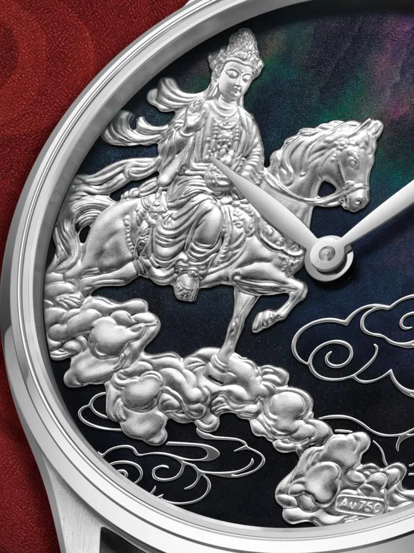 “得势乘云”腕表以18K白金雕刻“大势至菩萨驭马行空”，融入生肖马的本命佛意象。（上海表提供）