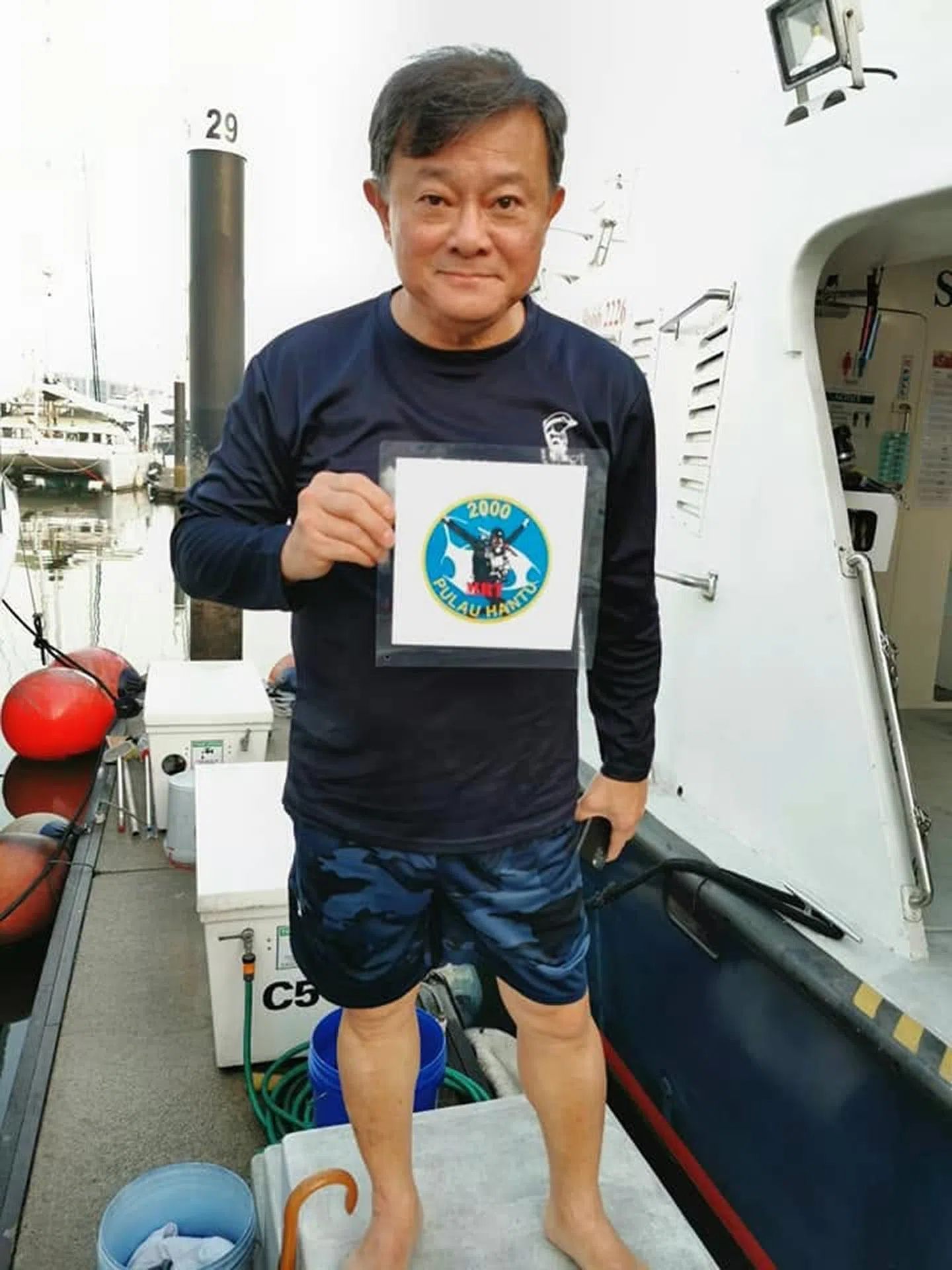 陈顺良自1994年开始潜水，32年来累计潜水超过5100次，也曾担任潜水教练，带领和指导过多代潜水员。（取自Dolphin Explorer Singapore脸书）