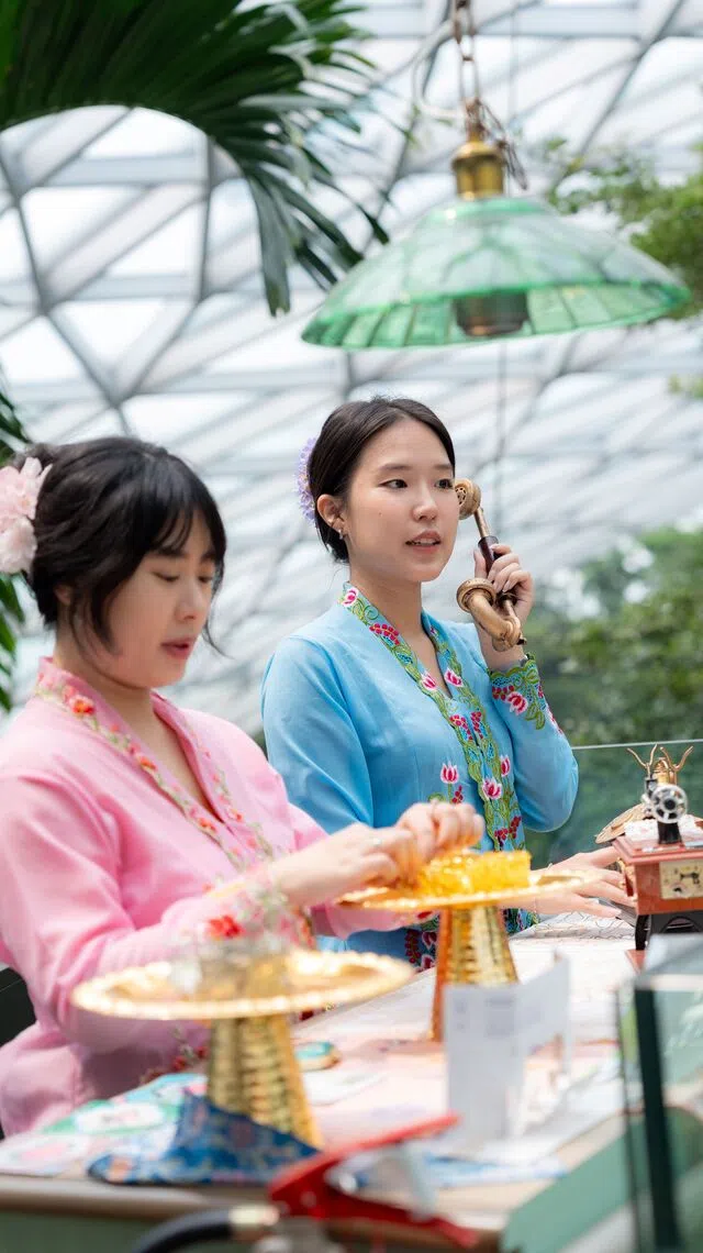复古梳妆台、土生华人家庭生活用品，以及星耀樟宜标志性的雨漩涡，都是打卡拍照的好背景。（餐馆提供）